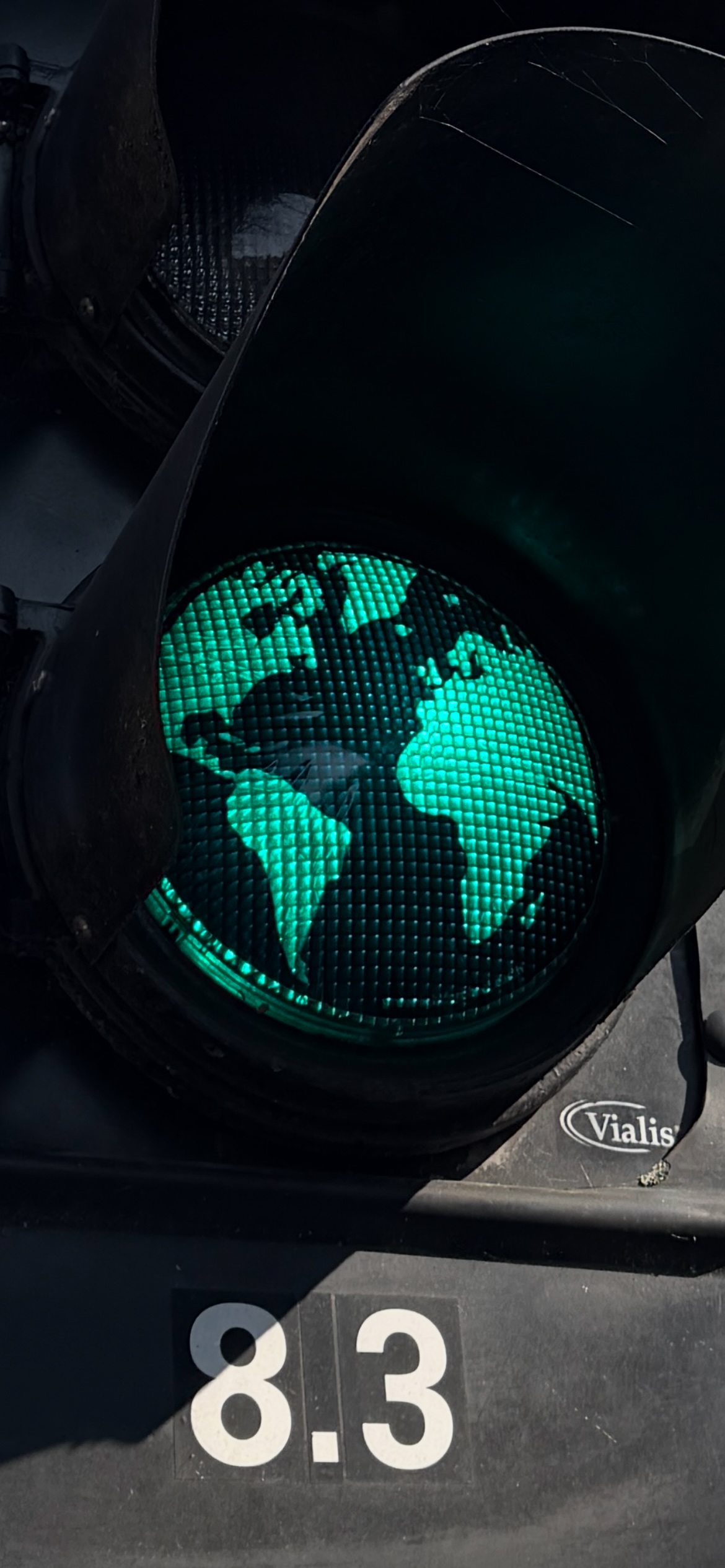 Green traffic light with world map sticker, Rotterdam